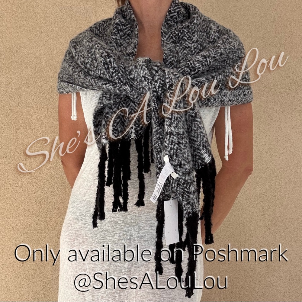 ALDO🖤soft plush Blk & Wht chevron pattern neck hug scarf